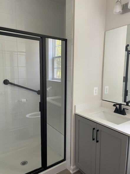 Main floor bathroom (connected to bed 5) - 10910 Meridian Hill Way