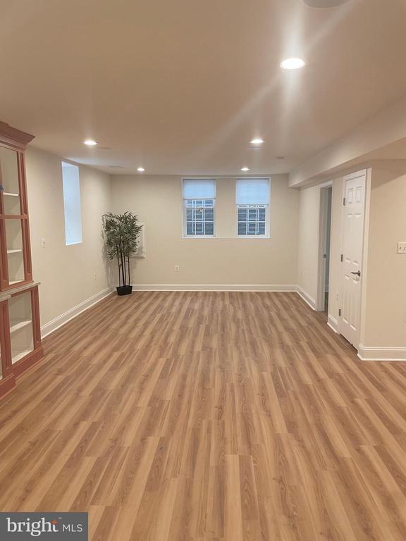 Building Photo - 9309 Main St