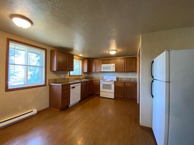 Building Photo - Spacious & Bright 2-Bedroom, 1-Bath upper-level fourplex- located in Spokane Valley!