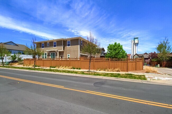 Building Photo - 3 Bed 2.5 Bath End Unit Home with FENCED Y...