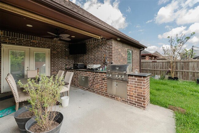 Building Photo - 8195 Quail Hollow Dr