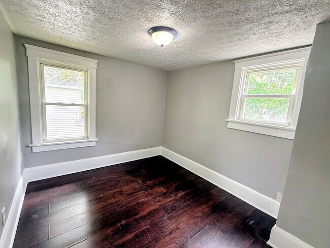 Building Photo - 4 Bedroom 1 Bathroom Single Family Home for Rent!