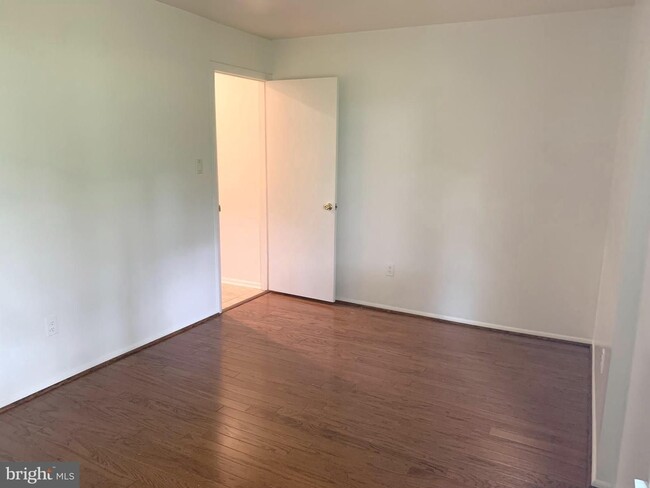 Building Photo - Beautifully updated 2 bd 1 bth patio level...