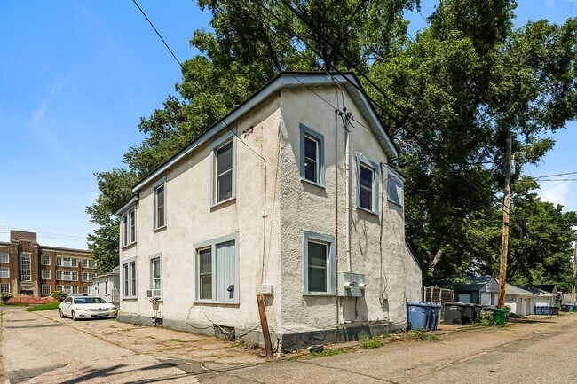 Building Photo - 1115 1/2 4th Street NE