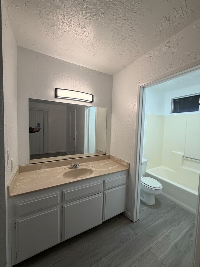 Building Photo - 14606 Riverside St