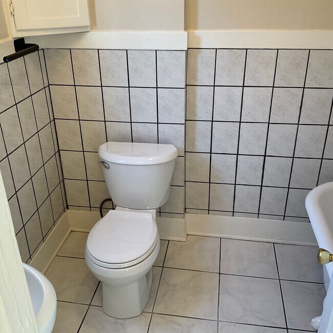 Building Photo - 272 S Grand St