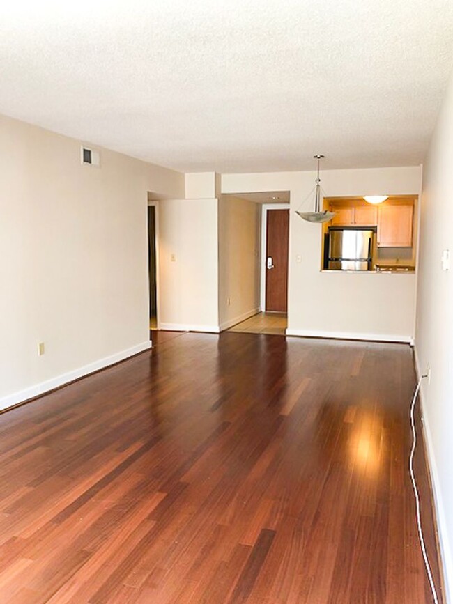 Building Photo - Bright & Spacious 2 Bed 2 Bath High-Rise C...