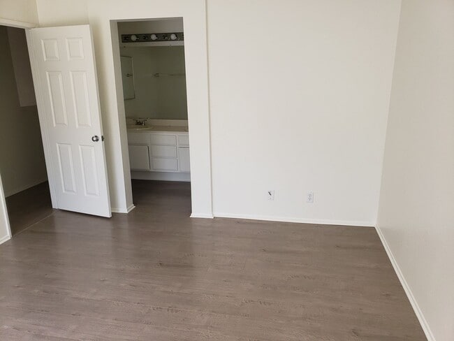 Building Photo - BEAUTIFUL 3 BEDROOM 2 BATH SINGLE STORY HO...