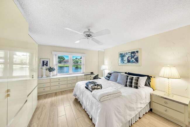 Building Photo - 9285 Vista del Lago