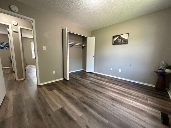 Building Photo - 3 bed, 1 bath home for rent in Maywood edi...