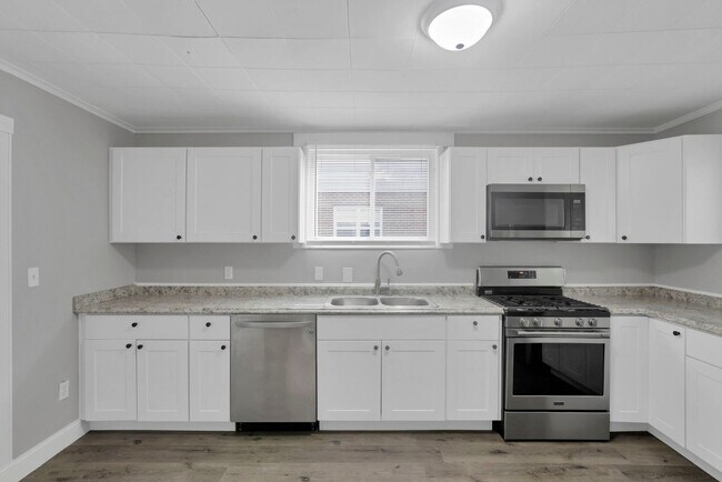 Building Photo - 341 E Markison Ave