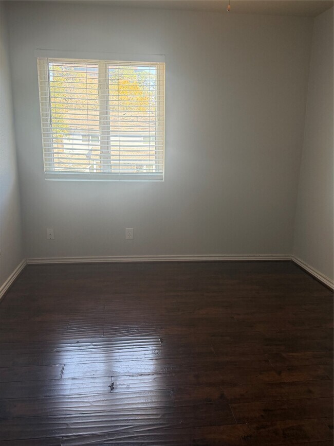 Building Photo - 732 Memorial Mews St