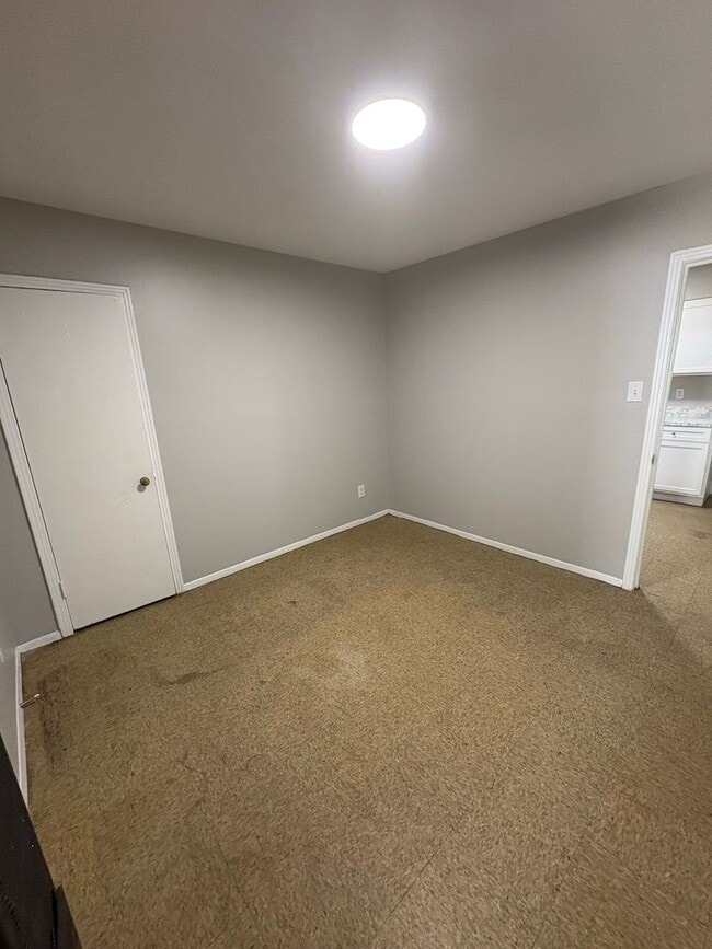Building Photo - Charming 2 bedroom 1 bath duplex - Open To Section 8