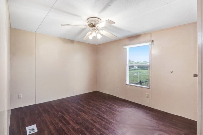 Building Photo - 2 BR, 2 BA Mobile Home w/ 2-Car Detached G...