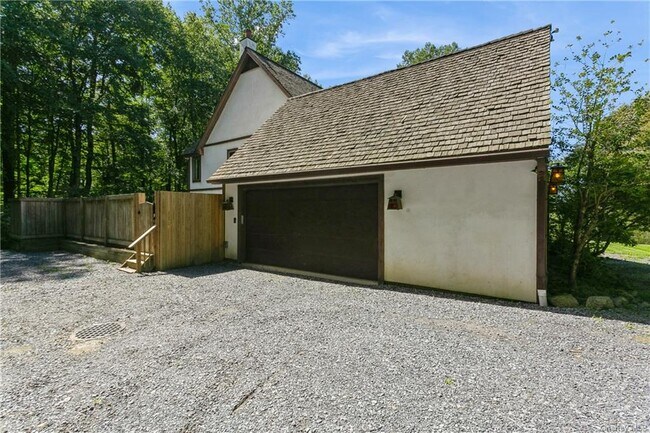 Building Photo - 61 Oak Hollow