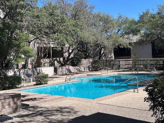 Building Photo - Charming 2BR Condo with Vaulted Ceilings, Fireplace & Pool Access