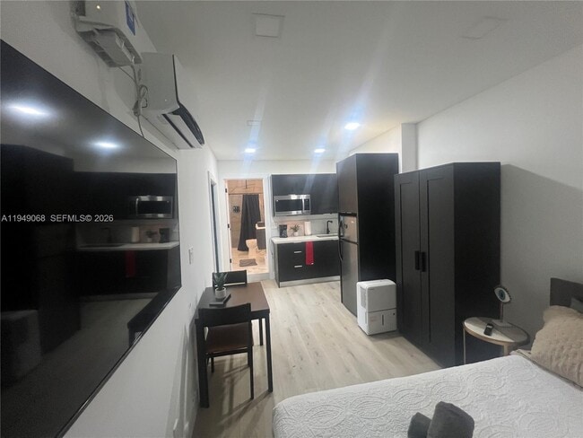 Building Photo - 2723 SW 13th St