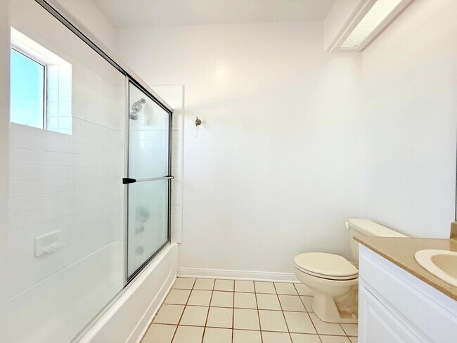 Building Photo - Gorgeous Spacious 2 Bedroom - 2 bath top f...