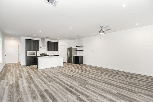 Building Photo - 3021 Mesa Dr