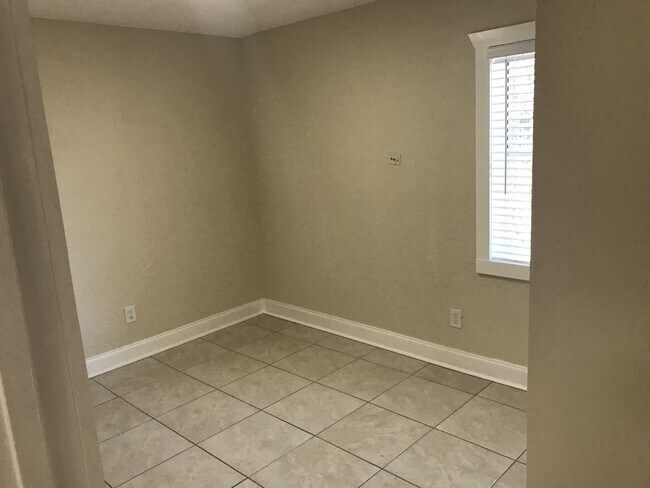 Building Photo - 5 Bedroom Home Close to Downtown