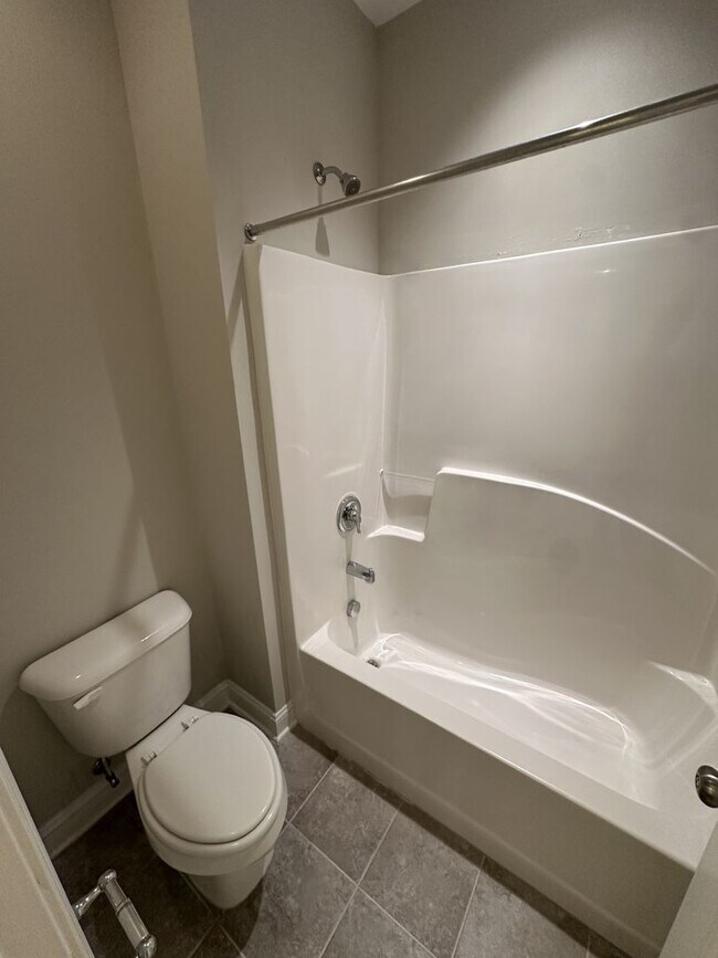 Building Photo - 3 Bedroom 2.5 Bathroom Townhome!