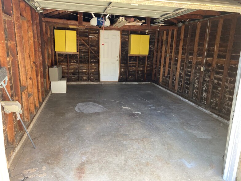 garage - 1713 1/2 V St