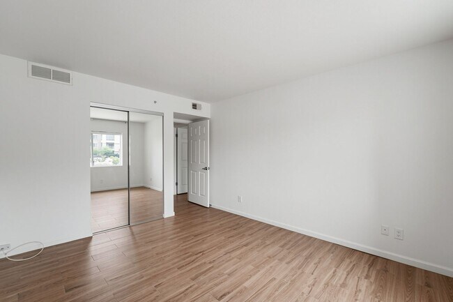 Building Photo - Welcome to this fabulous 2-bedroom, 2-bathroom condo in the heart of South Scottsdale!