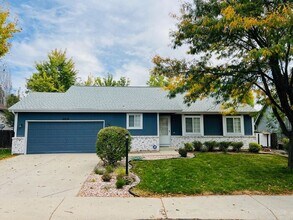 Building Photo - Beautiful 3 bedroom, 2 bath Home with 2 ca...