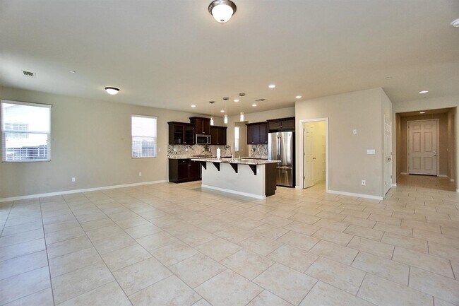 Building Photo - Beautiful 3/2.5 near Clovis East High School
