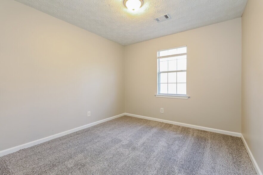 Building Photo - 320 Laurel Ln