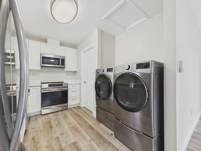 Building Photo - Brand New 1BD/1BA ADU with Private Deck, In-Unit Laundry & Parking – Prime Oakland Location