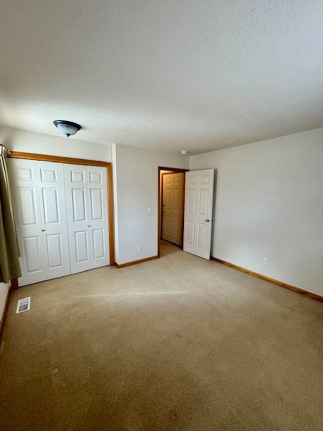 Building Photo - 2 Bedroom, 2 Bathroom Townhouse