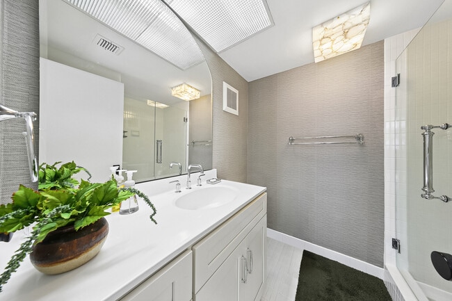 Building Photo - 20281 E Country Club Dr
