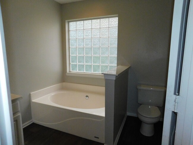 Building Photo - Nice home near outlet mall