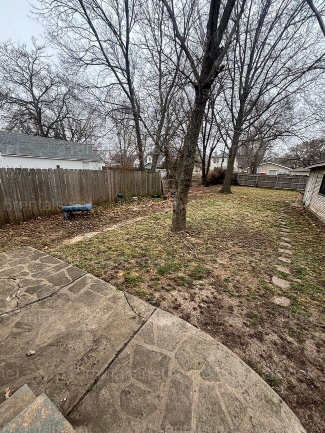 Building Photo - Two bed, Two Bath, fully fenced backyard rental available now!