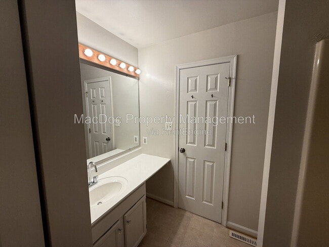 Building Photo - 11185 Kensington Pl