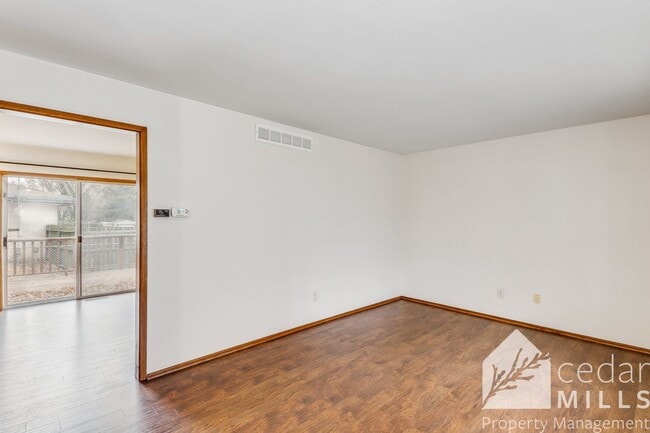 Building Photo - Mid Century 3 Bedroom