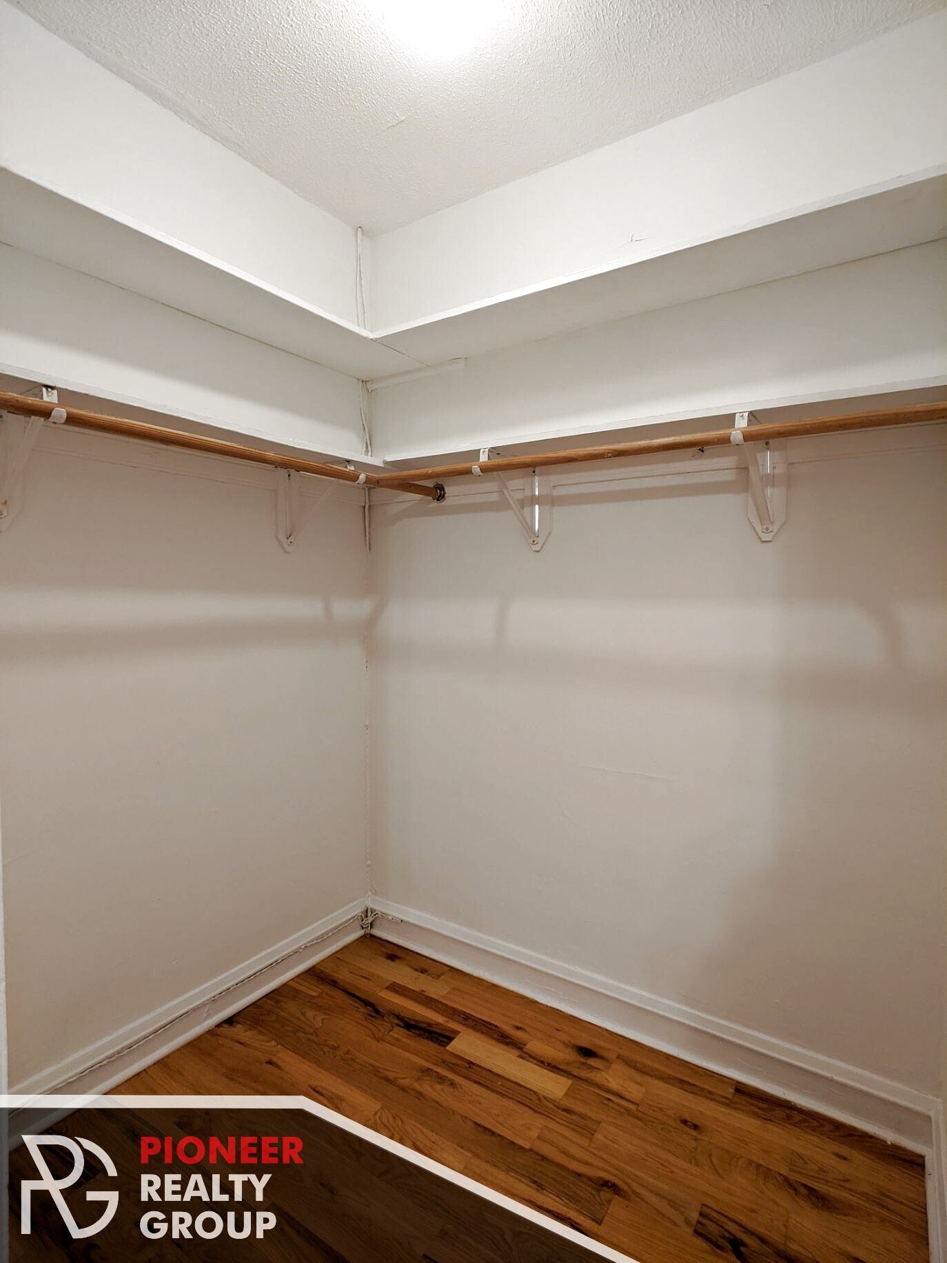 Building Photo - 546 W Wellington Ave