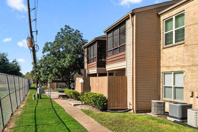 Building Photo - 10555 Turtlewood Ct