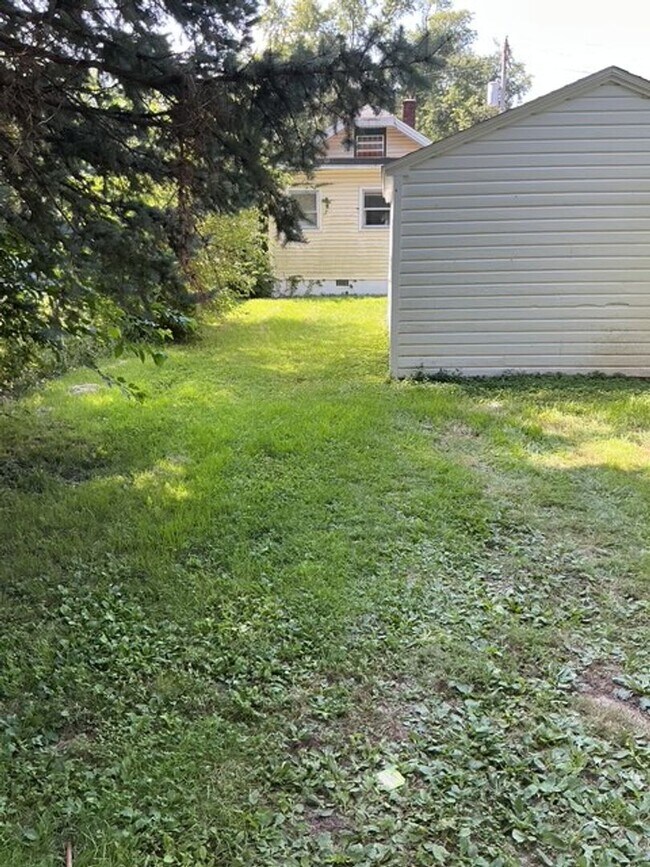 Building Photo - 3 Bedroom / 1 Bathroom House in Peoria
