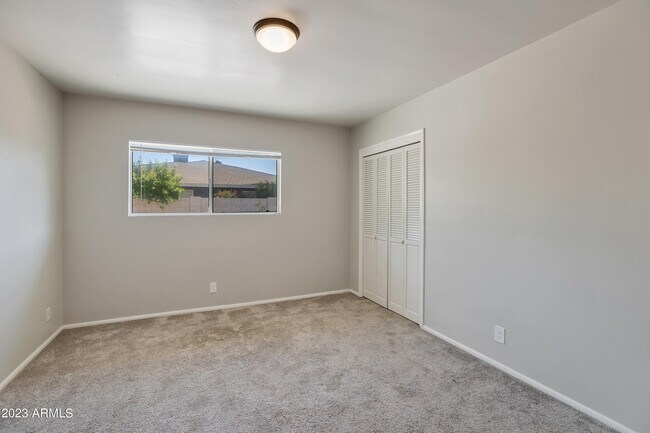 Building Photo - 6035 E Calle Del Paisano