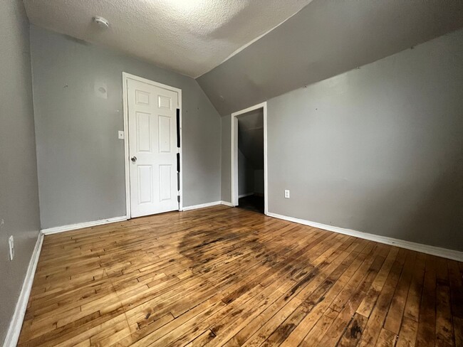 Building Photo - Cozy 3 Bedroom 1 Bathroom Duplex in Minnea...