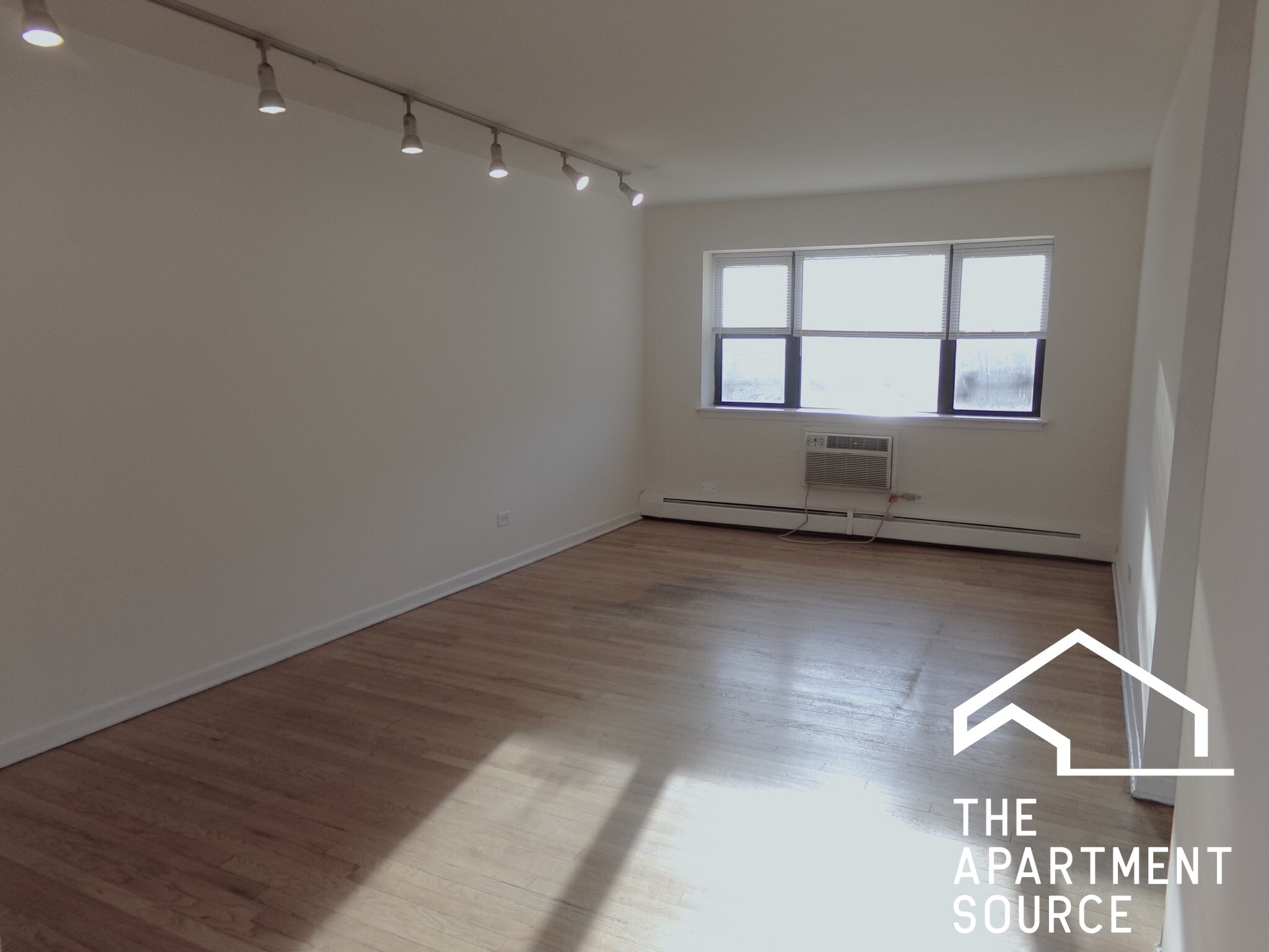 Building Photo - 6006 N Kenmore Ave