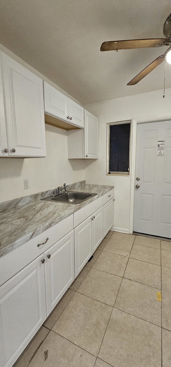 Building Photo - 2 bedroom 1 bath duplex