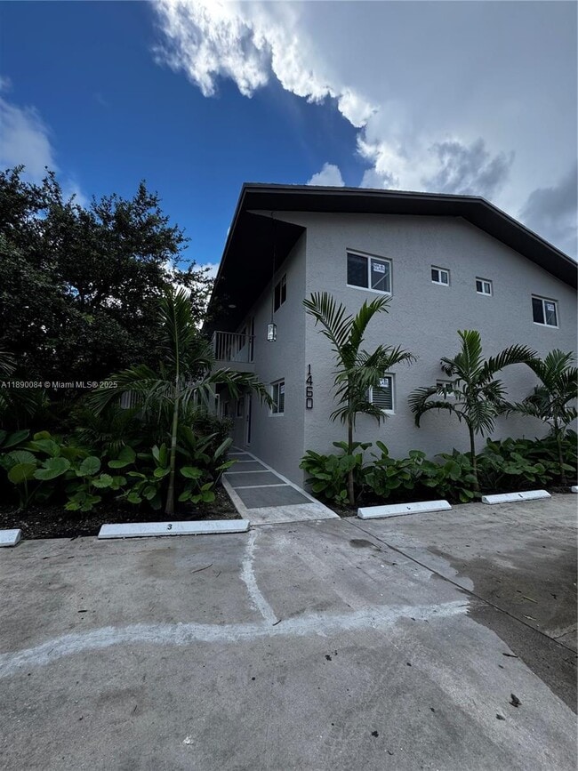 Building Photo - 1460 SW 24th Ct