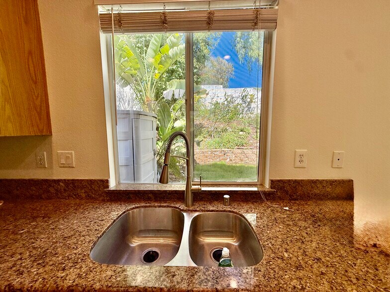 Kitchen with granite counters - 30863 Orleans Ct