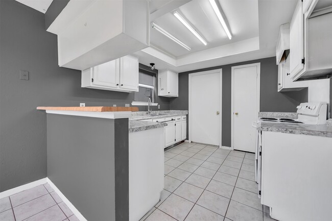 Building Photo - 14830 Keelby Dr