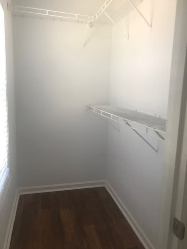 Building Photo - 3 Bedroom End Unit Townhome!