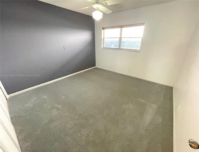 Building Photo - 1101 Crystal Lake Dr