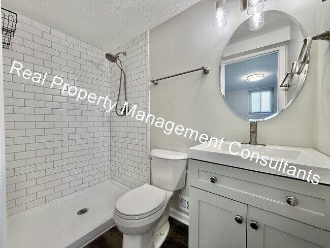 Building Photo - 3 Bedroom 2 Bath Overland Park Duplex Now Available!